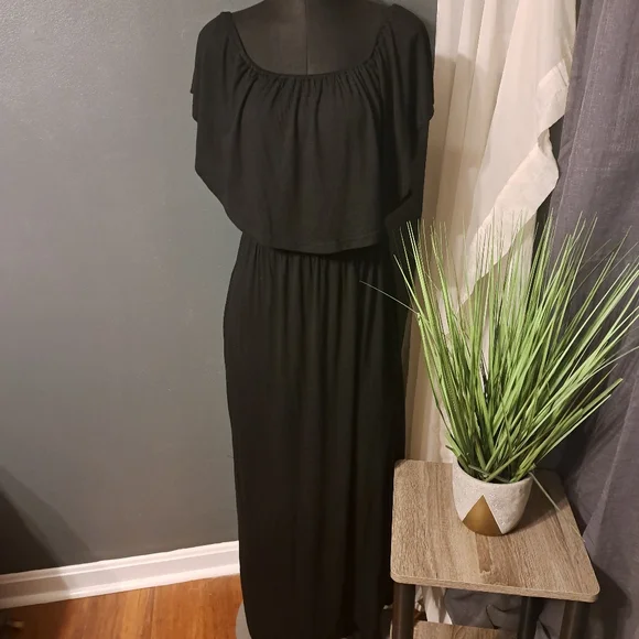 Black Maxi dress- Size Medium- NWT - Picture 2 of 4